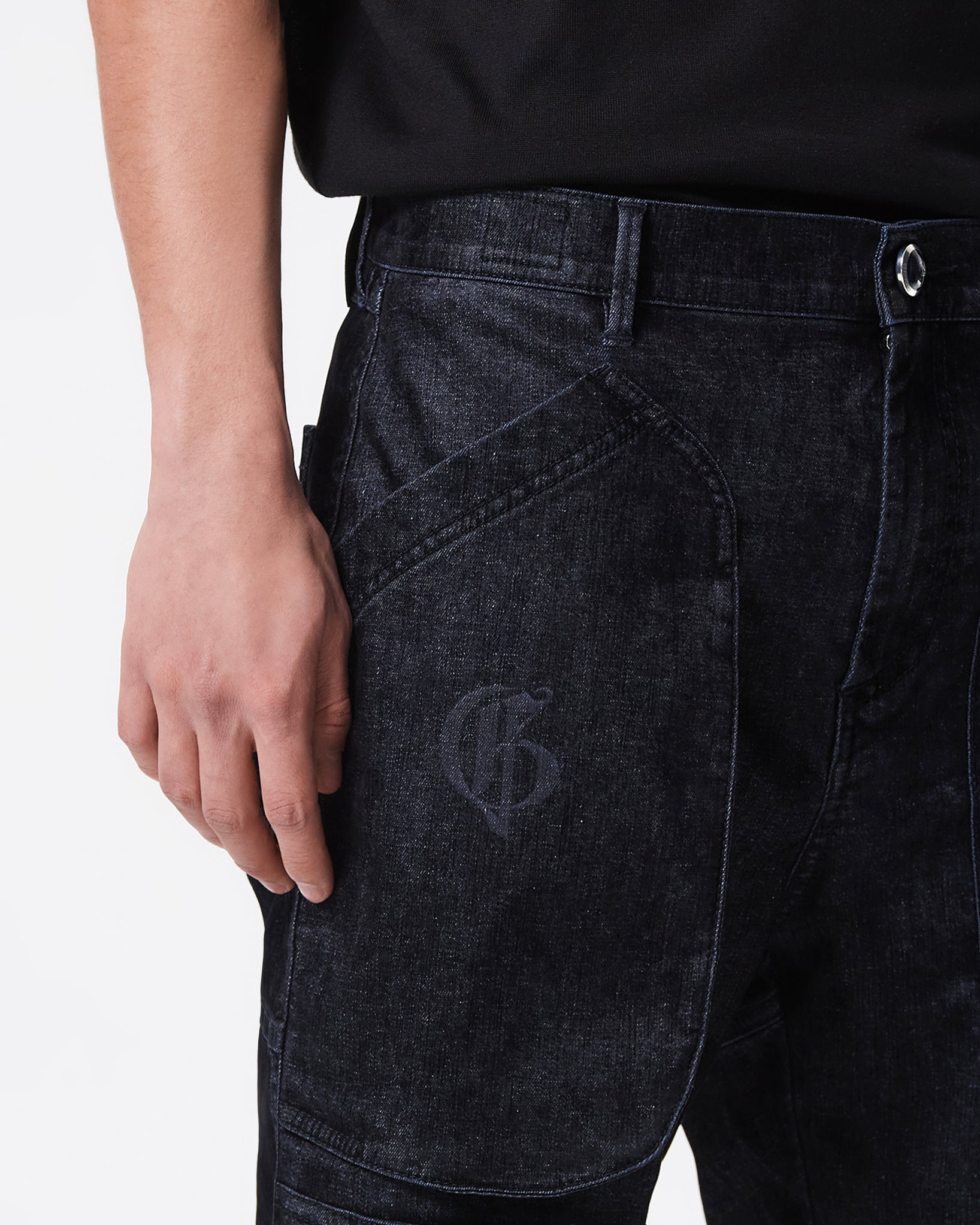 黑色带口袋慢跑裤