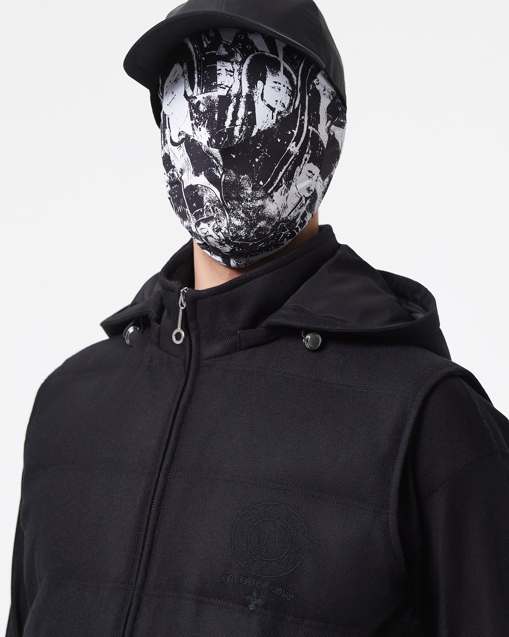 黑色皮制有填充物的马甲 