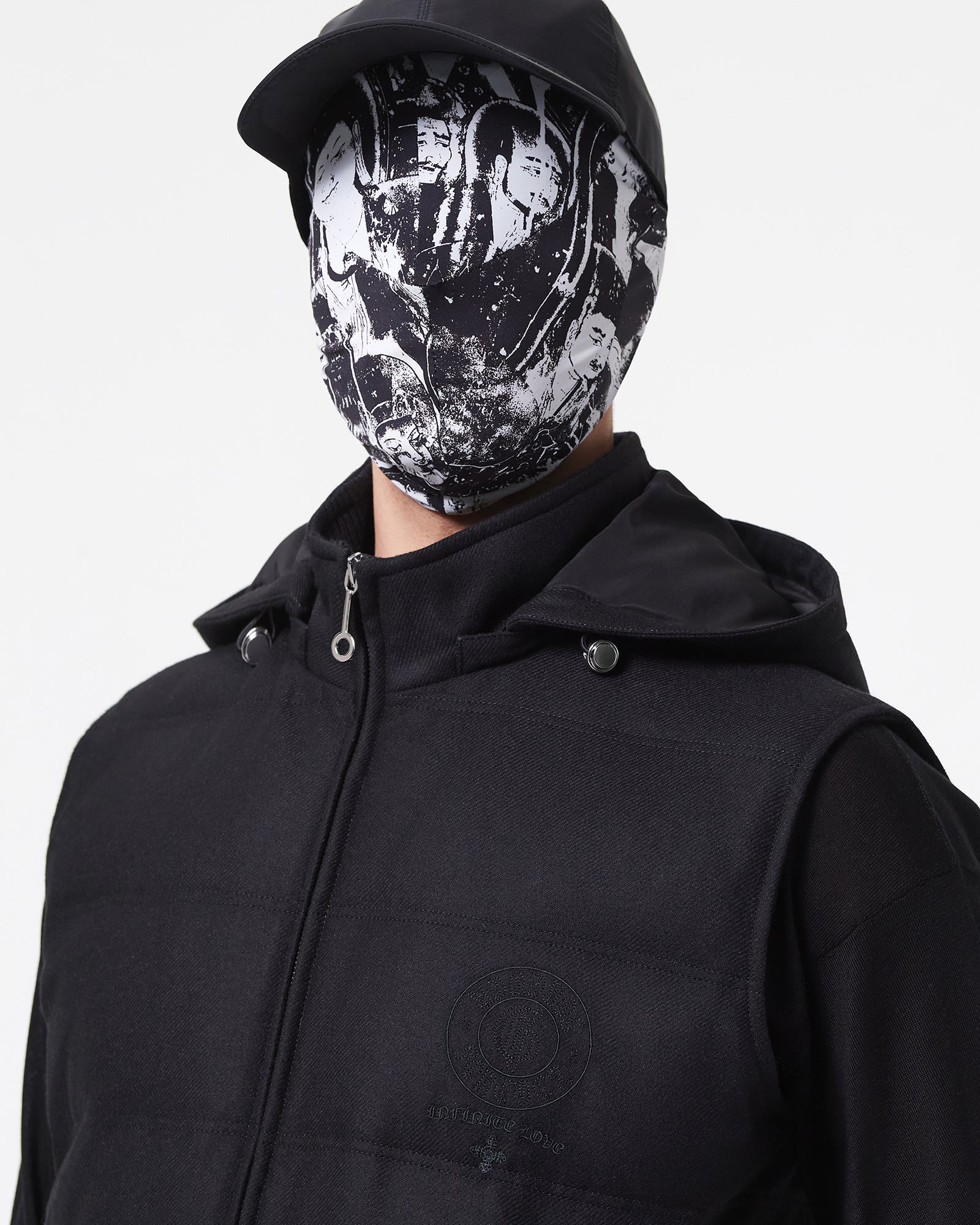 黑色皮制有填充物的马甲 