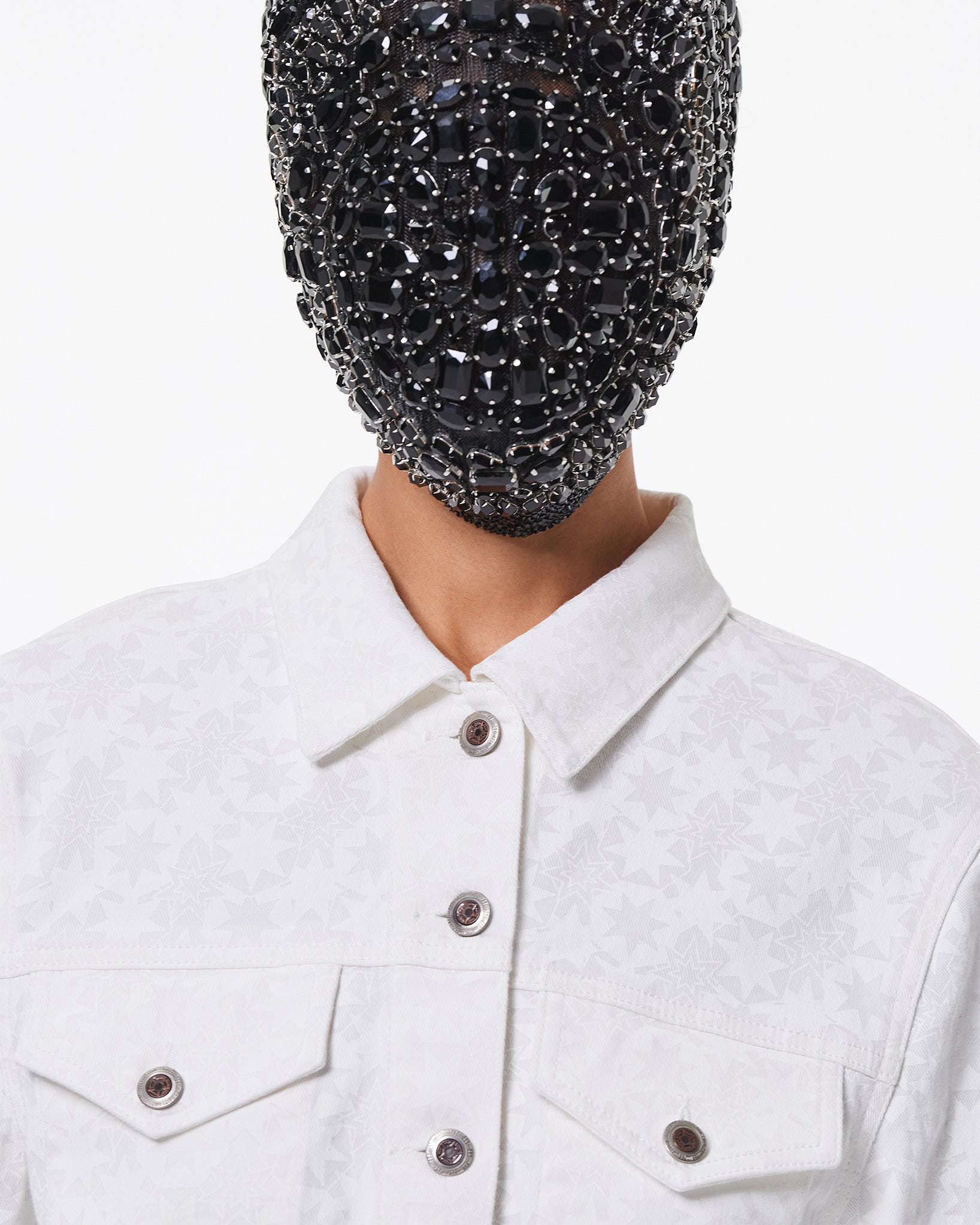 带口袋的白色牛仔外套