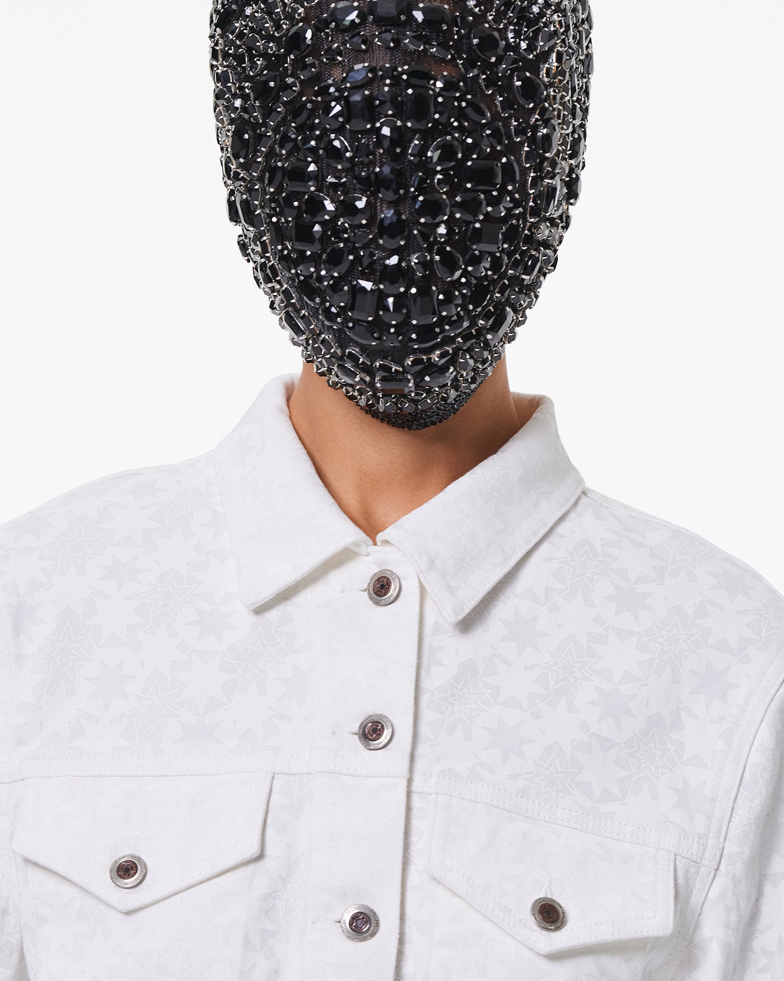 带口袋的白色牛仔外套